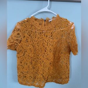Blusa de encaje color mostaza